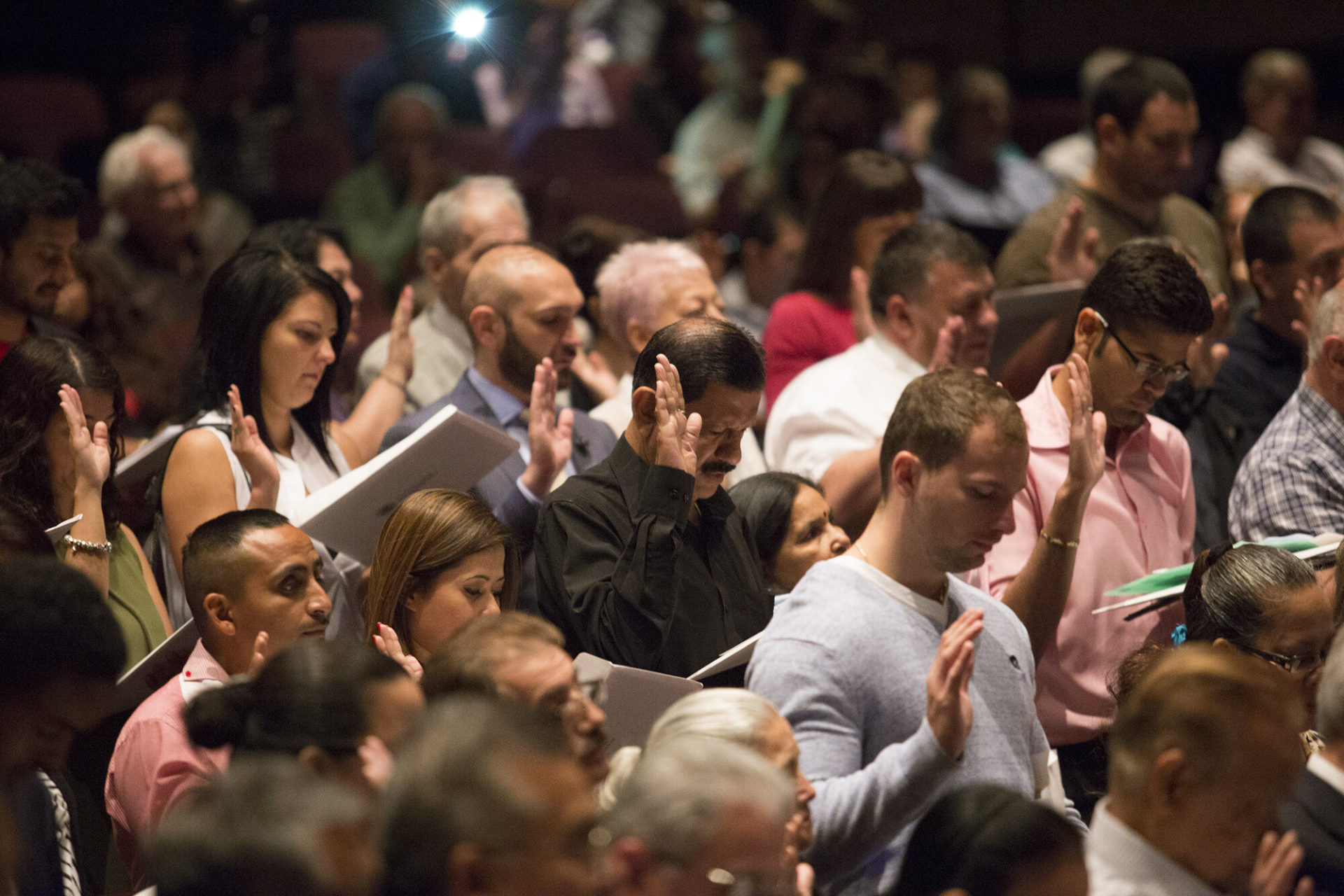 August 18th, 2015 – Candidates taking the Oath of Allegiance at a Naturalization Ceremony at College of DuPage (Photo by COD Newsroom | Wikipedia Commons)